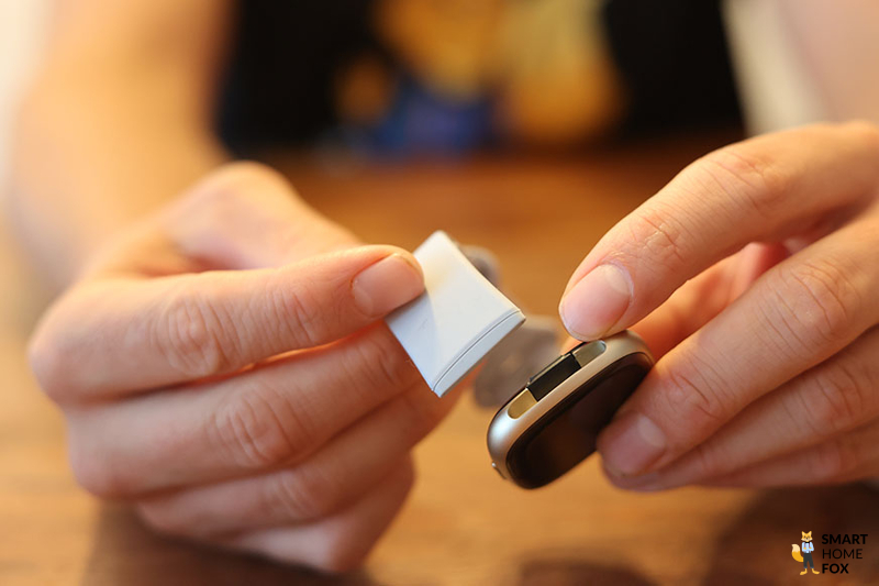 Man sieht den Schnellwechselmechanismus des Armbands der Fitbit Sense 2.